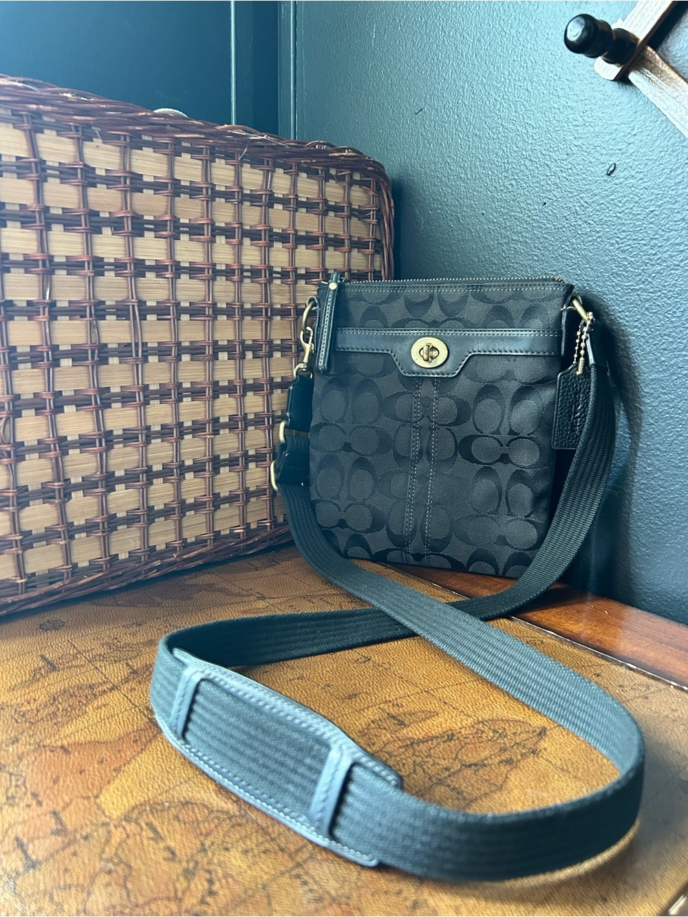 Coach Hampton Signature Black Canvas Swingpack Crossbody Bag with Turnlock - Picture 16 of 16